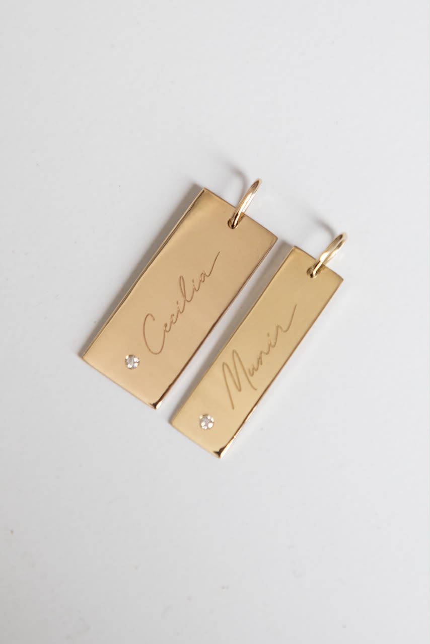 Placas de oro grabadas con nombres